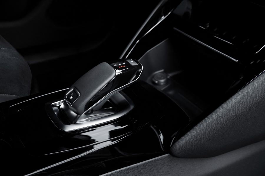 Детали интерьера Peugeot 2008 GT 2019 года  (WW) (фото 12 из 45)